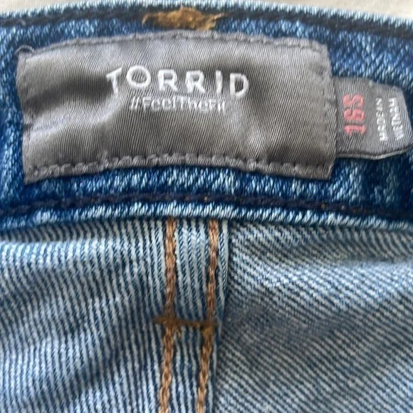 Torrid High Rise Straight Leg Short Jeans - Picture 4 of 9